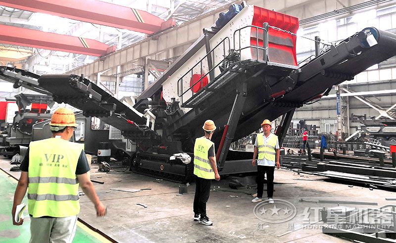 客戶來(lái)廠參觀紅星流動(dòng)石料破碎機(jī)車間現(xiàn)貨
