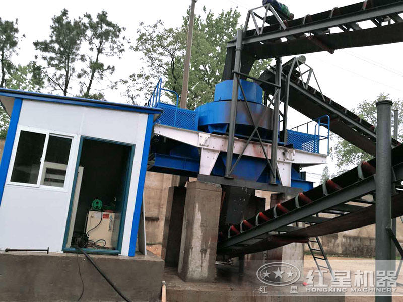 大型環(huán)保制砂生產線設備外置噴淋裝置