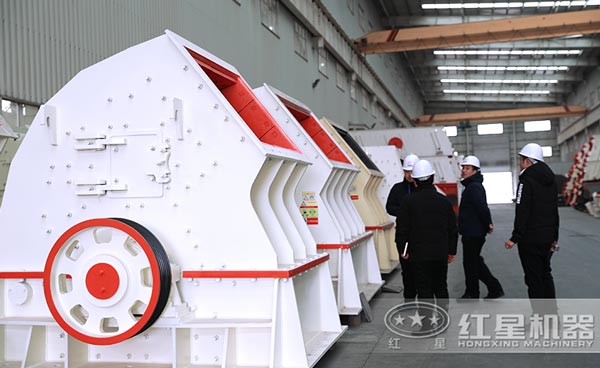 客戶來(lái)紅星現(xiàn)場(chǎng)考察錘式打砂機(jī)設(shè)備