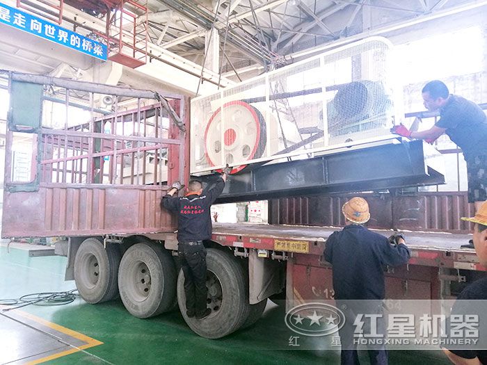 對輥式粉碎機裝車發(fā)貨