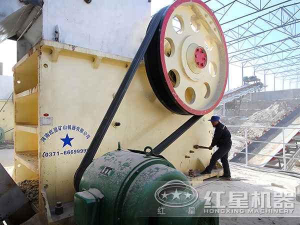 顎式石頭破碎機(jī)工作現(xiàn)場(chǎng)圖