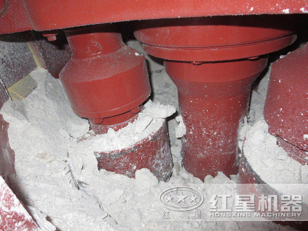 白云石磨粉，磨粉機(jī)內(nèi)部