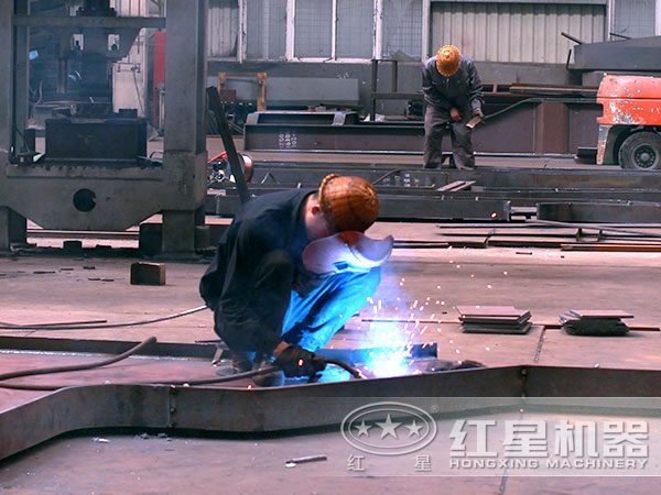 半掛式制砂機(jī)車間作業(yè)現(xiàn)場(chǎng)