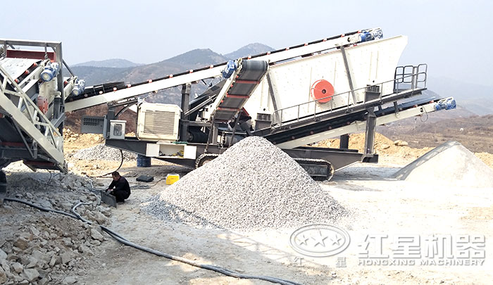 履帶移動(dòng)破碎機(jī)施工現(xiàn)場