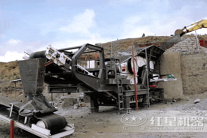 大型顎式移動碎石機加工作業(yè)現場